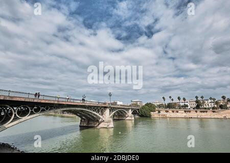 Vue sur le darsena depuis le fleuve Guadalquivir à Séville. Andalousie, Espagne Banque D'Images