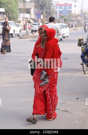 Beawar, Rajasthan, Inde, 17 novembre 2020: Les gens portant des vêtements chauds marchent le long d'une route pendant la journée froide d'hiver à Beawar. La ville et les environs sont témoins de temps froid après les pluies de dimanche. Crédit : Sumit Saraswat/Alay Live News Banque D'Images