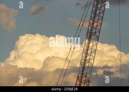 Grandes grues et orage d'été. Lieu de tournage : zone métropolitaine de Tokyo Banque D'Images