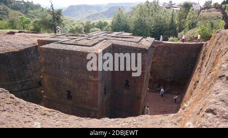 Lalibela/Ethiopie - 12 avril 2019 : les pèlerins visitent l'église rock-huwn de Saint-Georges Banque D'Images