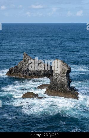 La mer s'enferant autour de rochers aux aiguilles de Port Coton, sur l'île de Belle Ile, Bretagne, France Banque D'Images