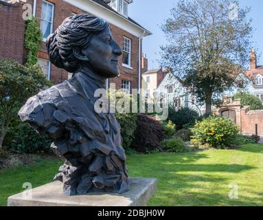 Buste de Mary Webb par la bibliothèque de Shrewsbury Shropshire Septembre 2020 Banque D'Images