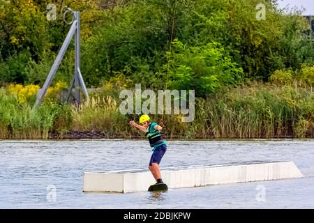 Wakeboard adolescent sur un lac - Brwinow, Masovia, Pologne Banque D'Images