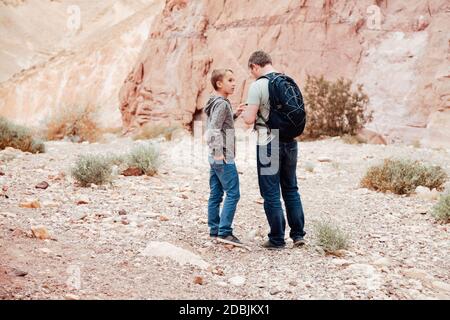 Père et fils explorant les montagnes. Concept de mode de vie actif. Banque D'Images