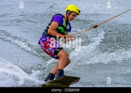 Wakeboard adolescent sur un lac - Brwinow, Masovia, Pologne Banque D'Images