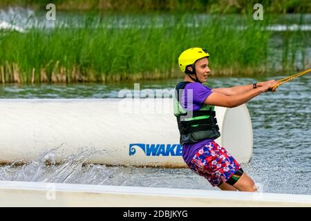 Wakeboard adolescent sur un lac - Brwinow, Masovia, Pologne Banque D'Images