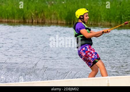 Wakeboard adolescent sur un lac - Brwinow, Masovia, Pologne Banque D'Images