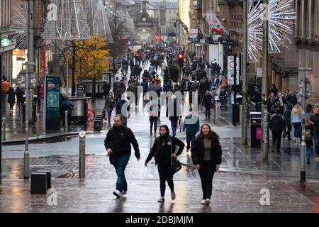 Glasgow, Écosse, Royaume-Uni. 1er novembre 2020. Le gouvernement écossais a annoncé aujourd'hui qu'à partir du vendredi 20 novembre, le niveau de confinement le plus sévère de 4 sera introduit dans onze zones du conseil écossais. Cela signifie que les magasins non essentiels seront proches et les bars, les restaurants et les cafés. Photo : Buchanan Street est très fréquentée par les acheteurs. Iain Masterton/Alay Live News Banque D'Images