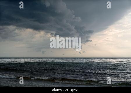 Vue de la plage à la formation menaçante de nuages sombres d'un orage approchant - emplacement: Côte de la mer Baltique Banque D'Images