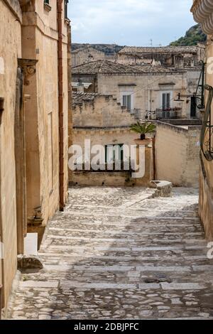 Des escaliers pavés typiques dans une rue latérale, dans la Sassi di Matera, un quartier historique de la ville de Matera. Basilicate. Italie Banque D'Images
