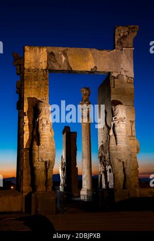 La porte de toutes les nations, également connue sous le nom de porte de Xerxès, est située dans les ruines de l'ancienne ville de Persepolis, en Iran. Banque D'Images