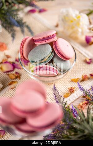 Dessert de macarons français. Délicatesse douce française. Biscuits à base de meringue Banque D'Images