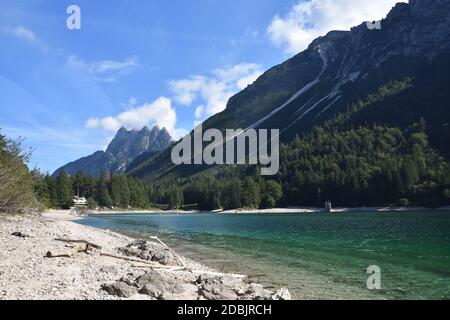 Vue panoramique sur le lac Predil en Italie, près de la frontière autrichienne et de la ville de Tarvisio Banque D'Images