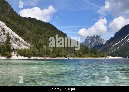 Vue panoramique sur le lac Predil en Italie, près de la frontière autrichienne et de la ville de Tarvisio Banque D'Images