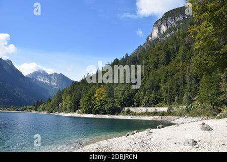 Vue panoramique sur le lac Predil en Italie, près de la frontière autrichienne et de la ville de Tarvisio Banque D'Images