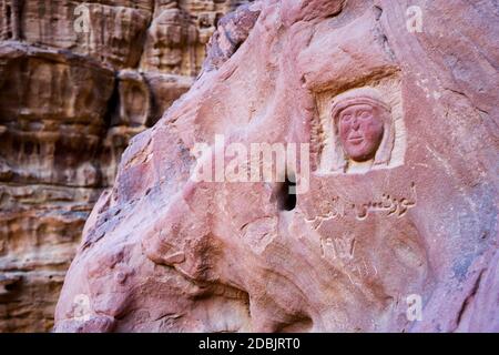 Sculpture et gravure préhistoriques sur une face de roche dans Désert de Wadi Rum Banque D'Images