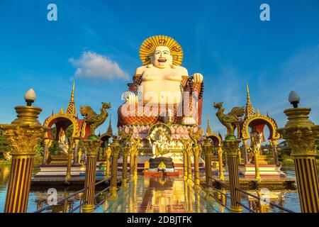 Statue de bouddha géant souriant ou heureux au temple de Wat Plai Laem, Samui, Thaïlande en été Banque D'Images