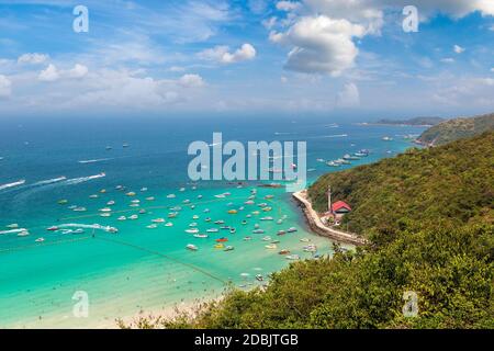 Vue panoramique aérienne de l'île de Koh LAN, Thaïlande en été Banque D'Images