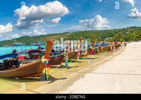 Bateau traditionnel thaïlandais à longue queue à la plage de Log Dlum sur l'île de Phi Phi Don, en Thaïlande, en été Banque D'Images