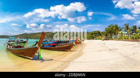 Panorama du bateau traditionnel thaïlandais à longue queue à la plage de Log Dlum sur l'île de Phi Phi Don, en Thaïlande, en été Banque D'Images