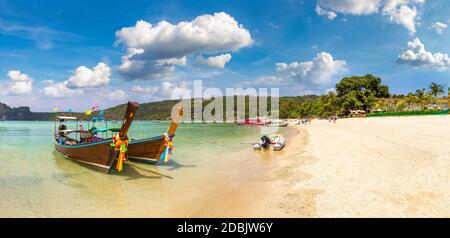 Panorama du bateau traditionnel thaïlandais à longue queue à la plage de Log Dlum sur l'île de Phi Phi Don, en Thaïlande, en été Banque D'Images