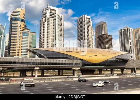 Station de métro futuriste à Dubaï en été, Émirats arabes Unis Banque D'Images