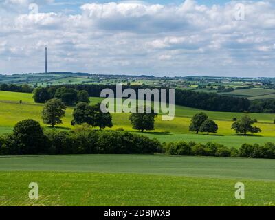 Vue sur la campagne du West Yorkshire près de Wakefield, au nord de l'Angleterre, avec l'émetteur de télévision Emley Moor visible à l'horizon. Banque D'Images