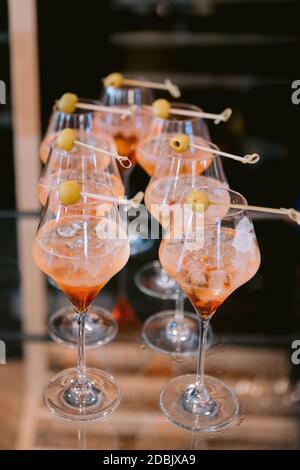 Gamme de cocktails Spritz avec olive sur un bâton gobelets élégants Banque D'Images