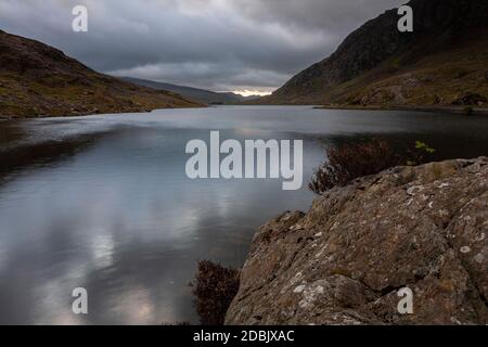 Llyn Ogwen au lever du soleil, Snowdonia, pays de Galles du Nord Banque D'Images