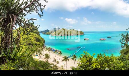 Panorama de la plage parfaite au parc national de Mu Ko Ang Thong, Thaïlande en été Banque D'Images