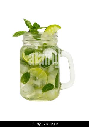 Gros plan sur un grand pot de maçon de mojito avec des feuilles de menthe, des tranches de lime et des glaçons, isolé sur fond blanc, côté bas vie Banque D'Images