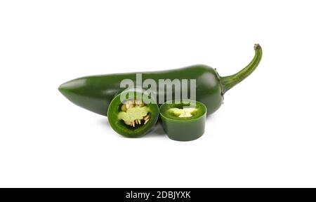 Gros plan sur un piment blanc jalapeno vert frais et deux tranches isolées sur fond blanc, vue latérale à angle bas Banque D'Images