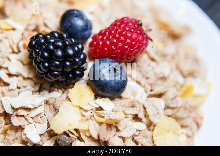 Petit déjeuner sain. Framboises, bleuets, mûres sur une céréale Banque D'Images