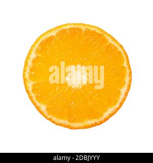 Close up une ronde coupe mince tranche de mandarine, orange douce et rétroéclairé isolé sur fond blanc Banque D'Images
