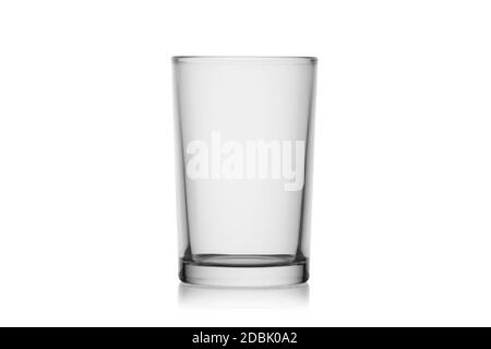 Verre vide pour l'eau isolé sur un fond blanc sans reflet. Réflexion sur la surface. Rétroéclairage. Banque D'Images