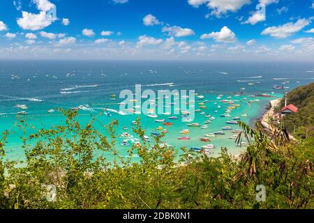 Vue panoramique aérienne de l'île de Koh LAN, Thaïlande en été Banque D'Images