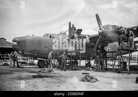 Royal Air Force Consolidated Liberator bombarder avions de transport en cours de maintenance à RAF El-Adem en Libye 1945. Maintenant connu sous le nom de Gamal Abdel Nasser Airbase. Banque D'Images