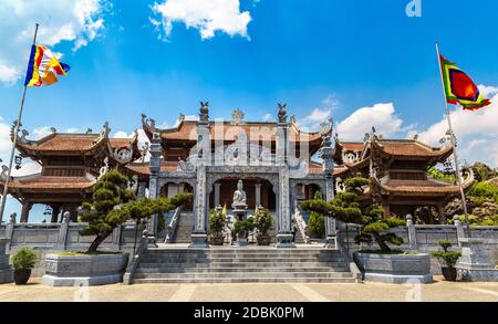 Bao an Thien Tu temple près de la station de téléphérique Fancipan à Sapa, Lao Cai, Vietnam en été Banque D'Images