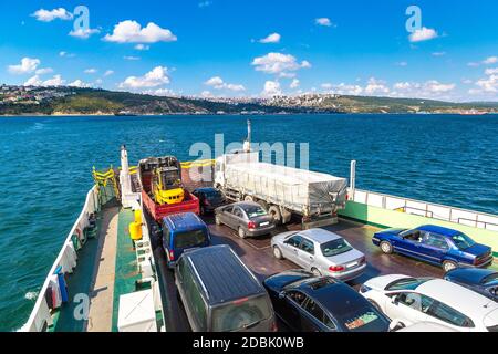 Ferry à Dardanelles détroit, Turquie dans une belle journée d'été Banque D'Images