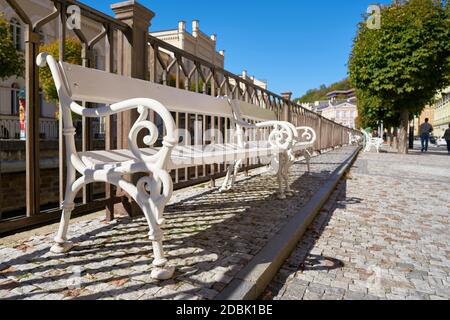 Banc sur les rives de la rivière Tepla dans la vieille ville de Karlovy Vary en République tchèque Banque D'Images