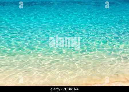 Réflexions claires sur l'eau sur le fond de plage de sable peu profond, Thaïlande en une journée d'été Banque D'Images