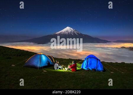 Le mont Damavand, un volcan actif, est un volcan qui est le plus haut sommet de l'Iran et le plus haut volcan de l'Asie. Banque D'Images