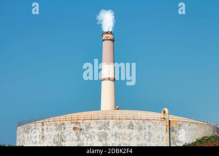 Fumée émise par la cheminée de la centrale de lecture. Il est situé près d'un grand réservoir de gaz naturel à tel Aviv, Israël. Banque D'Images