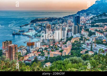 Vue panoramique de Monaco au coucher du soleil depuis la Grande Corniche, site emblématique de la Côte d'Azur, Côte d'Azur Banque D'Images