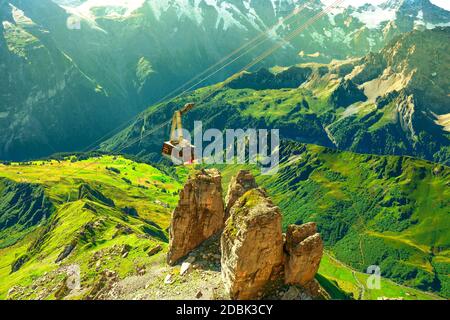 Téléphérique de Murren à Birg et Schilthorn sommet au-dessus des falaises, des montagnes rocheuses et des vallées avec des lacs et des rivières. Sommets enneigés du bernois Banque D'Images