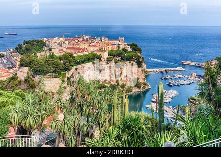 Vue panoramique sur la ville de Monaco et le port de Fontvieille, la Principauté de Monaco, la Côte d'Azur, la Côte d'Azur Banque D'Images