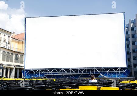 Une femme regardant le Festival del film de Locarno - Pardo au Tessin, Suisse. Banque D'Images