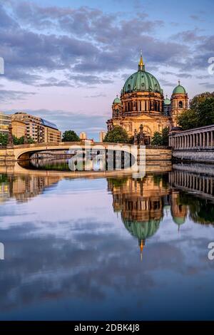 La cathédrale de Berlin après le coucher du soleil avec une réflexion dans la rivière Spree Banque D'Images