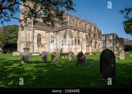 Malmesbury, Wiltshire, Angleterre, Royaume-Uni. 2020. L'extérieur de l'abbaye et du cimetière de Malmesbury datant du XIIe siècle. Banque D'Images