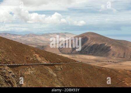 Belles montagnes volcaniques et la route sur une pente de montagne. Route de la Pared à Betancuria . Fuerteventura. Îles Canaries Banque D'Images